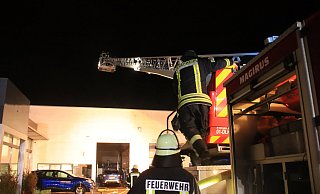 Ob Brände, wie hier in einem Höxteraner Autohaus am 9. Januar vergangenen Jahres oder Unfälle wie nur wenige Stunden später auf der K 46 bei Lüchtringen - der Löschzug Höxter hatte 2023 sehr viel zu tun. - David Schellenberg Ob Brände, wie hier in einem Höxteraner Autohaus am 9. Januar vergangenen Jahres oder Unfälle wie nur wenige Stunden später auf der K 46 bei Lüchtringen - der Löschzug Höxter hatte 2023 sehr viel zu tun. - David Schellenberg