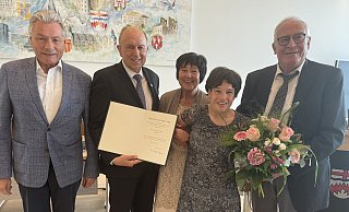 Der stellvertretende Bürgermeister Dietrich Honervogt (v. l.), Landrat Christoph Rüther sowie Rita Sophia Schlenger mit Tochter Christina und Ehemann Reinhold Schlenger bei der Ehrung. Das Ehepaar Schlenger betrieb bis vor eineinhalb Jahren ein Geschäft für Schmuck und Uhrmacherei am Marktplatz. - Kreis Paderborn Der stellvertretende Bürgermeister Dietrich Honervogt (v. l.), Landrat Christoph Rüther sowie Rita Sophia Schlenger mit Tochter Christina und Ehemann Reinhold Schlenger bei der Ehrung. Das Ehepaar Schlenger betrieb bis vor eineinhalb Jahren ein Geschäft für Schmuck und Uhrmacherei am Marktplatz. - Kreis Paderborn