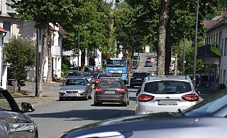 Auf der Mittelstraße in Bad Wünnenberg ist selbst in der Woche viel los. An den Straßenrändern wird geparkt und wenn Begegnungsverkehr ist, wird es eng. - Brigitta Wieskotten Auf der Mittelstraße in Bad Wünnenberg ist selbst in der Woche viel los. An den Straßenrändern wird geparkt und wenn Begegnungsverkehr ist, wird es eng. - Brigitta Wieskotten