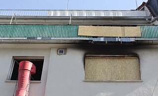 Arbeiter räumen die Brand-Wohnung im zweiten Stockwerk des Hohenzollernhofes in der Viktoriastraße aus. - Ulf Hanke Arbeiter räumen die Brand-Wohnung im zweiten Stockwerk des Hohenzollernhofes in der Viktoriastraße aus. - Ulf Hanke