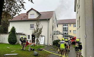 Beim Brand einer Doppelhaushälfte in Paderborn sind zwei Personen verletzt worden. Ein Mensch rettete sich mit einem Sprung aus der ersten Etage vor dem Feuer. - Ralph Meyer Beim Brand einer Doppelhaushälfte in Paderborn sind zwei Personen verletzt worden. Ein Mensch rettete sich mit einem Sprung aus der ersten Etage vor dem Feuer. - Ralph Meyer