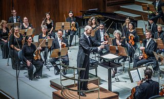 Das Orchester beim vierten Symphoniekonzert mit Werken von Respighi, Tschaikowsky und Schostakowitsch. - Sarah Jonek Das Orchester beim vierten Symphoniekonzert mit Werken von Respighi, Tschaikowsky und Schostakowitsch. - Sarah Jonek