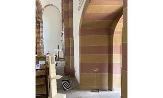 In dem Eingangsbereich blieb nach dem Diebstahl ein deutliches Loch in der Fassade. - Polizei In dem Eingangsbereich blieb nach dem Diebstahl ein deutliches Loch in der Fassade. - Polizei