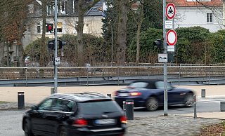 Die Polleranlage auf der Schützenbrücke ist defekt, die Verkehrsschilder gelten aber weiter. - Thorsten Gödecker Die Polleranlage auf der Schützenbrücke ist defekt, die Verkehrsschilder gelten aber weiter. - Thorsten Gödecker