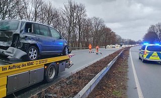 Die Fahrbahn wird nach dem Unfall gereinigt. - Sebastian Radermacher Die Fahrbahn wird nach dem Unfall gereinigt. - Sebastian Radermacher