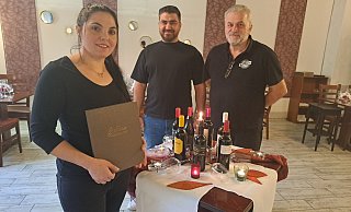 Stella Apostoledis (v. l.) und ihr Mann Tasios Evagelos schlagen mit Unterstützung des bisherigen Chefs Theo Ioannidis ein neues Kapitel auf. - Silke Derkum-Homburg Stella Apostoledis (v. l.) und ihr Mann Tasios Evagelos schlagen mit Unterstützung des bisherigen Chefs Theo Ioannidis ein neues Kapitel auf. - Silke Derkum-Homburg