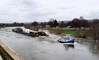 Kraftpaket: Gemeinsam mit einem Schlepper schiebt das Schubschiff den Transformator die Weser hinauf. - David Schellenberg Kraftpaket: Gemeinsam mit einem Schlepper schiebt das Schubschiff den Transformator die Weser hinauf. - David Schellenberg