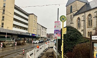 Bei Tiefbauarbeiten an der Hauptstraße entdeckten Straßenbauarbeiter in der Grube menschliche Knochen. - Jens Reichenbach Bei Tiefbauarbeiten an der Hauptstraße entdeckten Straßenbauarbeiter in der Grube menschliche Knochen. - Jens Reichenbach