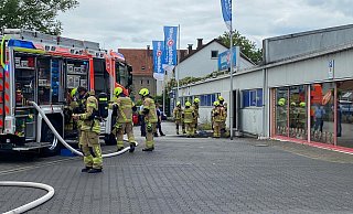 Die Feuerwehr ist zu einem Einsatz in einem Getränkemarkt ausgerückt. - Marc Schröder Die Feuerwehr ist zu einem Einsatz in einem Getränkemarkt ausgerückt. - Marc Schröder