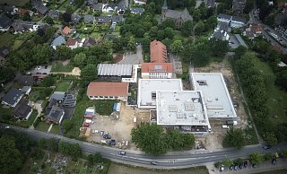 Der Neubau der Grundschule Edinghausen wurde zum Start des neuen Schuljahres zumindest teilweise in Betrieb genommen. Das Gebäude ist auf vier Klassen pro Jahrgang ausgelegt und kostet rund 23 Millionen Euro. - Thorsten Ulonska Der Neubau der Grundschule Edinghausen wurde zum Start des neuen Schuljahres zumindest teilweise in Betrieb genommen. Das Gebäude ist auf vier Klassen pro Jahrgang ausgelegt und kostet rund 23 Millionen Euro. - Thorsten Ulonska