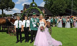 Die königliche Familie (v. l.) Moritz, Lukas, Michael und Silvia Kottmann beim Schützenfest in Delbrück-Ostenland. - Regina Brucksch Die königliche Familie (v. l.) Moritz, Lukas, Michael und Silvia Kottmann beim Schützenfest in Delbrück-Ostenland. - Regina Brucksch