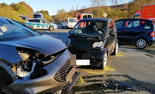 Zwei Menschen wurden bei der Kollision auf der B 64 verletzt. - Burkhard Battran Zwei Menschen wurden bei der Kollision auf der B 64 verletzt. - Burkhard Battran