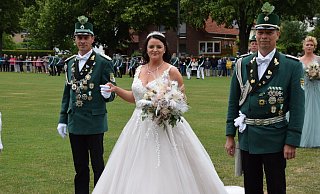 Das Königspaar Daniel und Diana Kalbhen zusammen mit ihrem Adjutanten Friedhelm Schmidt (v.l.). - Anja Ebner Das Königspaar Daniel und Diana Kalbhen zusammen mit ihrem Adjutanten Friedhelm Schmidt (v.l.). - Anja Ebner
