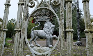 Das Wappentier von Pamplona stolziert durch den eisernen Zaun im Partnerschaftsgarten. - Hans-Hermann Igges Das Wappentier von Pamplona stolziert durch den eisernen Zaun im Partnerschaftsgarten. - Hans-Hermann Igges