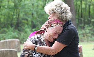 Jedes Jahr kommen zahlreiche Menschen nach Stukenbrock-Senne, um den Ort zu sehen, an dem ihre Angehörigen verscharrt worden sind. So wie Raissa Demjanowa, die vor Jahren 3.800 Kilometer zurückgelegt hat, um das Grab ihres Vaters zu sehen. - BIELEFELD Jedes Jahr kommen zahlreiche Menschen nach Stukenbrock-Senne, um den Ort zu sehen, an dem ihre Angehörigen verscharrt worden sind. So wie Raissa Demjanowa, die vor Jahren 3.800 Kilometer zurückgelegt hat, um das Grab ihres Vaters zu sehen. - BIELEFELD