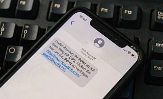 Solche betrügerischen Paket-Benachrichtigungen erhalten aktuell viele Betroffene des Facebook-Leaks. Jeder fünfte Nutzer des Sozialen Netzwerks könnte betroffen sein. - Foto: Andreas Zobe/NW Solche betrügerischen Paket-Benachrichtigungen erhalten aktuell viele Betroffene des Facebook-Leaks. Jeder fünfte Nutzer des Sozialen Netzwerks könnte betroffen sein. - Foto: Andreas Zobe/NW