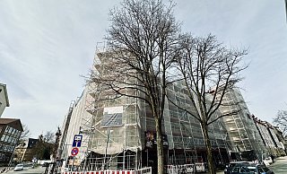 Die Brandruine des Golden Tulip Hotels ist seit dem Sommer 2022 eingerüstet. - Stefan Becker Die Brandruine des Golden Tulip Hotels ist seit dem Sommer 2022 eingerüstet. - Stefan Becker