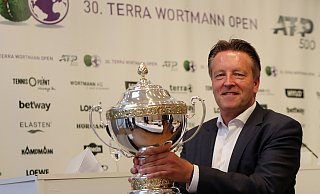 Ralf Weber, Turnierdirektor der Wortmann Open, ist gespannt, wer die Siegertrophäe mit nach Hause nimmt. - Wolfgang Rudolf Ralf Weber, Turnierdirektor der Wortmann Open, ist gespannt, wer die Siegertrophäe mit nach Hause nimmt. - Wolfgang Rudolf