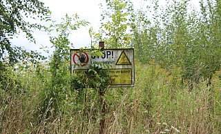 Ein Schild am Kiesteich Lindhöpen in Bierde weist auf das Betretungsverbot hin, das für das Abbaugebiet herrscht. MT-Foto: Oliver Plöger - Oliver Plöger Ein Schild am Kiesteich Lindhöpen in Bierde weist auf das Betretungsverbot hin, das für das Abbaugebiet herrscht. MT-Foto: Oliver Plöger - Oliver Plöger