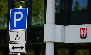 Ein Leser braucht beim Ein- und Aussteigen in sein Auto viel Platz. Einen entsprechender Behinderungsgrad wurde ihm bisher nicht bescheinigt. - Lena Henning Ein Leser braucht beim Ein- und Aussteigen in sein Auto viel Platz. Einen entsprechender Behinderungsgrad wurde ihm bisher nicht bescheinigt. - Lena Henning