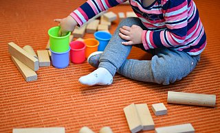 Den Kindertagesstätten geht das Geld aus, weil sich das Land aus der Verantwortung stiehlt. Bad Oeynhausen will die Finanzierungslücke aber nicht vollständig schließen. - Dpa Den Kindertagesstätten geht das Geld aus, weil sich das Land aus der Verantwortung stiehlt. Bad Oeynhausen will die Finanzierungslücke aber nicht vollständig schließen. - Dpa