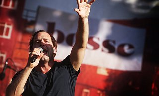 Axel Bosse sagt den Fans in Schloß Holte-Stukenbrock wieder „Hallo“! 2013 trat er beim Serengeti-Festival an gleicher Stelle auf. Allerdings open air und vor wesentlich mehr Zuschauern. Am Freitag stellt er auch Songs aus seinem aktuellen Album vor. - Sarah Jonek Axel Bosse sagt den Fans in Schloß Holte-Stukenbrock wieder „Hallo“! 2013 trat er beim Serengeti-Festival an gleicher Stelle auf. Allerdings open air und vor wesentlich mehr Zuschauern. Am Freitag stellt er auch Songs aus seinem aktuellen Album vor. - Sarah Jonek