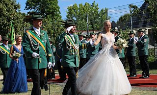 Das Schützenkönigspaar Thomas und Elke Bensick freut sich über den feierlichen Einstand in ihre kommende Amtszeit. - Moritz Jülich Das Schützenkönigspaar Thomas und Elke Bensick freut sich über den feierlichen Einstand in ihre kommende Amtszeit. - Moritz Jülich