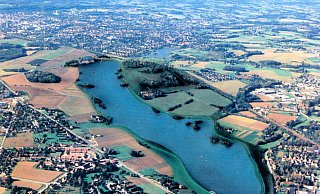 Claus Raeck vom Verein "pro Untersee" stellte einst seine Idee für einen Untersee vor, der vom Viadukt in Schildesche bis nach Brake reichen sollte. - Montage: Wittig Claus Raeck vom Verein "pro Untersee" stellte einst seine Idee für einen Untersee vor, der vom Viadukt in Schildesche bis nach Brake reichen sollte. - Montage: Wittig