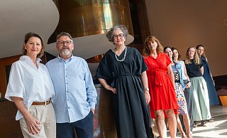 Marta-Direktorin Kathleen Rahn (3.v.l.) und Team freuen sich, dass mit Silke (v. l.) und Björn Laffontien Pächter für das Café gefunden zu haben. - Ralf Bittner Marta-Direktorin Kathleen Rahn (3.v.l.) und Team freuen sich, dass mit Silke (v. l.) und Björn Laffontien Pächter für das Café gefunden zu haben. - Ralf Bittner