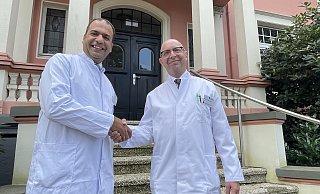 Herzlicher Händedruck: Ahmed Mehana (l.) wird neuer Chef der Handchirurgie am Lukas-Krankenhaus Bünde. Bernd-Wolfgang Bär, der die Abteilung mit aufbaute, geht nach 30 Jahren am Lukas-Krankenhaus in den Ruhestand. - Natalie Gottwald Herzlicher Händedruck: Ahmed Mehana (l.) wird neuer Chef der Handchirurgie am Lukas-Krankenhaus Bünde. Bernd-Wolfgang Bär, der die Abteilung mit aufbaute, geht nach 30 Jahren am Lukas-Krankenhaus in den Ruhestand. - Natalie Gottwald