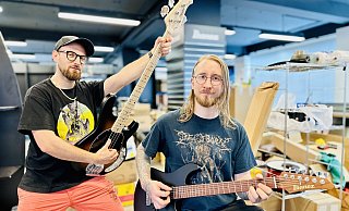 Dominik Gauert (Gitarre) und Max-Phillip (Bass) sind das Dreamteam vom Musikgeschäft "Guitar Jail" an der Friedensstraße. - Stefan Becker Dominik Gauert (Gitarre) und Max-Phillip (Bass) sind das Dreamteam vom Musikgeschäft "Guitar Jail" an der Friedensstraße. - Stefan Becker