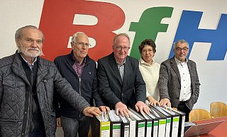 Setzen sich für eine Senkung der Energiepreise ein: Gustav Petz (von links), Günter Heinemann, Hermann Loges, Barbara und Michael Rüstemeier. - Ralf T. Mischer Setzen sich für eine Senkung der Energiepreise ein: Gustav Petz (von links), Günter Heinemann, Hermann Loges, Barbara und Michael Rüstemeier. - Ralf T. Mischer