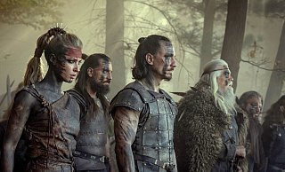 Jeanne Goursaud als Thusnelda und David Schütter als Folkwin Wolfspeer in einer Szene der zweiten Staffel der Serie "Barbaren" (undatierte Filmszene). Die zweite Staffel startet am 21. Oktober im Stream bei Netflix. - dpa Jeanne Goursaud als Thusnelda und David Schütter als Folkwin Wolfspeer in einer Szene der zweiten Staffel der Serie "Barbaren" (undatierte Filmszene). Die zweite Staffel startet am 21. Oktober im Stream bei Netflix. - dpa