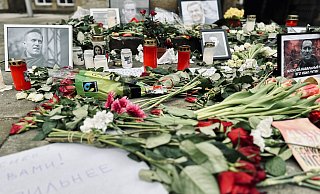 Blumen und Bilder erinnern am Sonntag und Montag wieder an den in russischer Haft gestorbenen Oppositions-Politiker Alexej Nawalny. - Stefan Becker Blumen und Bilder erinnern am Sonntag und Montag wieder an den in russischer Haft gestorbenen Oppositions-Politiker Alexej Nawalny. - Stefan Becker