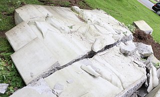 Das zerbrochene Husarendenkmal an den Paderwiesen. - Holger Kosbab Das zerbrochene Husarendenkmal an den Paderwiesen. - Holger Kosbab