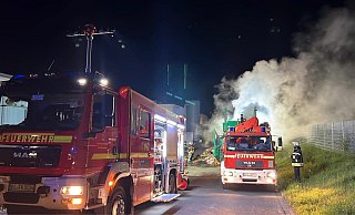 Mitten in der Nacht eilt die Bielefelder Feuerwehr an die Schweriner Straße in Sieker. Hinter dem Supermarkt steigt dichter Rauch auf. - Paul Brinkmann Mitten in der Nacht eilt die Bielefelder Feuerwehr an die Schweriner Straße in Sieker. Hinter dem Supermarkt steigt dichter Rauch auf. - Paul Brinkmann