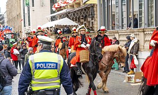 Es gibt in NRW erstmals strenge Vorgaben für die Reiter in Karnevalsumzügen. - picture alliance / Jochen Tack Es gibt in NRW erstmals strenge Vorgaben für die Reiter in Karnevalsumzügen. - picture alliance / Jochen Tack