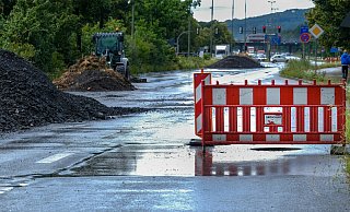 Die Paderborner Straße in Sennestadt ist bislang Umleitungsstrecke für die Autobahn. Daher darf sie theoretisch nie komplett gesperrt werden, so dass der Verkehr einspurig fließen kann. Die erforderliche Mindestbreite von 8,50 Meter muss nicht nicht mehr sein. - Foto: Andreas Zobe/NW Die Paderborner Straße in Sennestadt ist bislang Umleitungsstrecke für die Autobahn. Daher darf sie theoretisch nie komplett gesperrt werden, so dass der Verkehr einspurig fließen kann. Die erforderliche Mindestbreite von 8,50 Meter muss nicht nicht mehr sein. - Foto: Andreas Zobe/NW