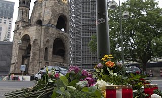 Blumen und Kerzen sind an einem Ampelmast auf der Tauentzienstraße in Berlin niedergelegt in Trauer um die getötete Lehrerin und zahlreiche Verletzte nach der Todesfahrt. - Paul Zinken Blumen und Kerzen sind an einem Ampelmast auf der Tauentzienstraße in Berlin niedergelegt in Trauer um die getötete Lehrerin und zahlreiche Verletzte nach der Todesfahrt. - Paul Zinken