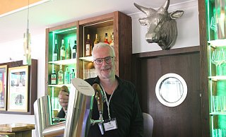 Wilhelm Mormann präsentiert das Wilfriits, den seperat mietbaren Barbereich in der Ranch. - Jan-Henrik Gerdener Wilhelm Mormann präsentiert das Wilfriits, den seperat mietbaren Barbereich in der Ranch. - Jan-Henrik Gerdener