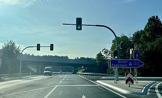 Mehrere Versuche, die A33-Anschlussstelle in Paderborn-Sennelager sicherer zu gestalten, scheiterten. Jetzt regeln Ampeln dort den Verkehr. - Jens Reddeker Mehrere Versuche, die A33-Anschlussstelle in Paderborn-Sennelager sicherer zu gestalten, scheiterten. Jetzt regeln Ampeln dort den Verkehr. - Jens Reddeker
