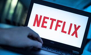 Zum 25-jährigen Jubiläum des Streaming-Anbieters gibt es einen Blick auf die besten Netflix-Eigenproduktionen. - Alexander Heinl Zum 25-jährigen Jubiläum des Streaming-Anbieters gibt es einen Blick auf die besten Netflix-Eigenproduktionen. - Alexander Heinl