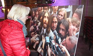 Eine Besucherin betrachtet interessiert die Darstellung, die Jesus nach der Verurteilung zum Tod am Kreuz zeigen soll. - Burkhard Battran Eine Besucherin betrachtet interessiert die Darstellung, die Jesus nach der Verurteilung zum Tod am Kreuz zeigen soll. - Burkhard Battran
