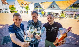 Tobias Demmer (TuS Jöllenbeck), Bezirksamtsleiter Andreas Hansen und Daniel Elsner (Lokschuppen) freuen sich auf das Weinfest. - Mike-Dennis Müller / www.mdm.photo Tobias Demmer (TuS Jöllenbeck), Bezirksamtsleiter Andreas Hansen und Daniel Elsner (Lokschuppen) freuen sich auf das Weinfest. - Mike-Dennis Müller / www.mdm.photo