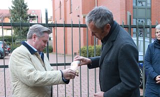 Zeichen setzen: Bürgermeister Tim Kähler (li.) und Dezernent Peter-Maria Böhm entzünden Kerzen an der Herforder Synagoge. - Claus Frickemeier Zeichen setzen: Bürgermeister Tim Kähler (li.) und Dezernent Peter-Maria Böhm entzünden Kerzen an der Herforder Synagoge. - Claus Frickemeier