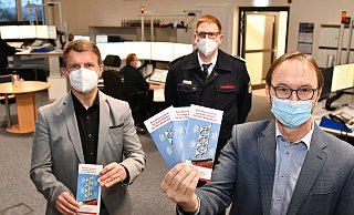 Landrat Michael Stickeln (l.) und Matthias Kämpfer (r.) zeigen den neuen Flyer. Mit seinem Team koordiniert Leitstellenleiter Jürgen Romund die Auslösung der über 160 Sirenen im Kreis. - Kreis Höxter Landrat Michael Stickeln (l.) und Matthias Kämpfer (r.) zeigen den neuen Flyer. Mit seinem Team koordiniert Leitstellenleiter Jürgen Romund die Auslösung der über 160 Sirenen im Kreis. - Kreis Höxter