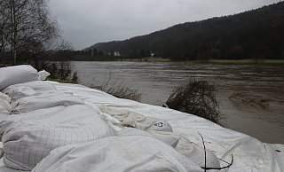 Die Firma Reku Thermoforming war an Weihnachten in letzter Sekunde noch vor dem Hochwasser gerettet worden. Die weißen Sandsäcke sollen hier nach wie vor Schutz bieten. - Claus Frickemeier Die Firma Reku Thermoforming war an Weihnachten in letzter Sekunde noch vor dem Hochwasser gerettet worden. Die weißen Sandsäcke sollen hier nach wie vor Schutz bieten. - Claus Frickemeier
