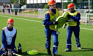 Mitglieder der Jugendfeuerwehr aus Bad Lippspringe üben in Delbrück auf dem Sportplatz Laumes Kamp einen Löschangriff mit drei C-Rohren. - Ralph Meyer Mitglieder der Jugendfeuerwehr aus Bad Lippspringe üben in Delbrück auf dem Sportplatz Laumes Kamp einen Löschangriff mit drei C-Rohren. - Ralph Meyer