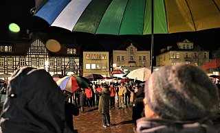 Unter einem bunten Schirm vereint – das war das Motto der Teilnehmer beim Bündnis für Demokratie und Toleranz auf dem Neustadtmarktplatz. - Simone Flörke Unter einem bunten Schirm vereint – das war das Motto der Teilnehmer beim Bündnis für Demokratie und Toleranz auf dem Neustadtmarktplatz. - Simone Flörke