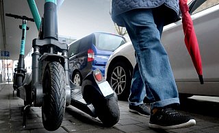 E-Scooter, die auf dem schmalen Gehweg stehen und durch Passanten umgerissen werden oder durch Nutzer umkippen können, sind laut einem Bielefelder Rechtsanwalt ein Problem. - Andreas Frücht E-Scooter, die auf dem schmalen Gehweg stehen und durch Passanten umgerissen werden oder durch Nutzer umkippen können, sind laut einem Bielefelder Rechtsanwalt ein Problem. - Andreas Frücht